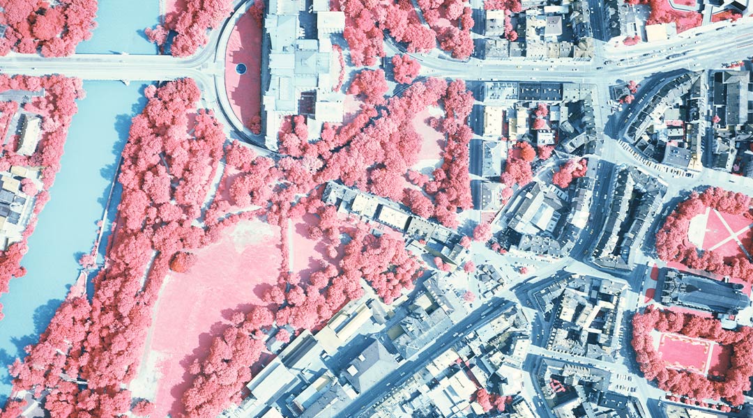 Maximilianeum in München, Ältestes Color-Infrarot (CIR) der Bayerischen Vermessungsverwaltung von 1972 Color-Infrarot-Luftbild mit Bäumen in Rottönen, Gebäuden in blaugrau und Gewässer in hellblau