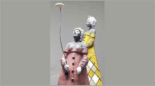 Galerie Sabine Haugg Zwei Plastiken in Form von Frauenkörpern mit rosa und gelbem Kleid